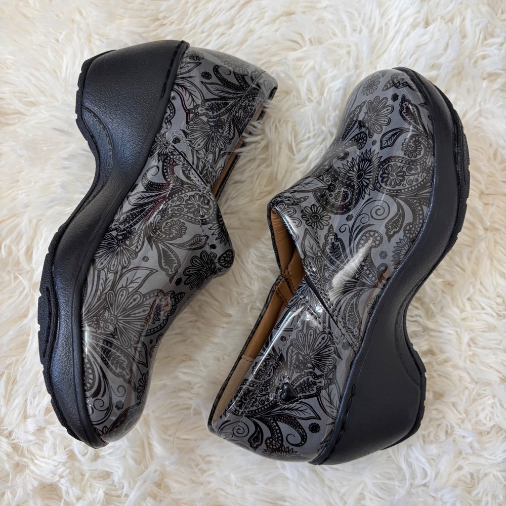 Nurse Mates Bryar Grey Paisley Patent Clogs Slip Resistant Shoes 6W 251363